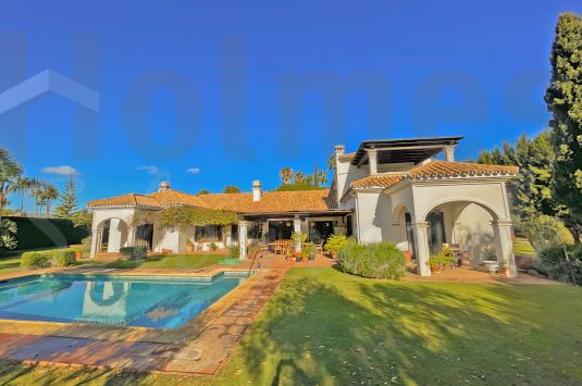 Encantadora villa de estilo andaluz en pleno corazón de la zona de los Reyes y Reinas, Sotogrande Costa.