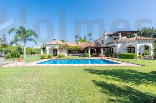 Encantadora villa de estilo andaluz en pleno corazón de la zona de los Reyes y Reinas, Sotogrande Costa.