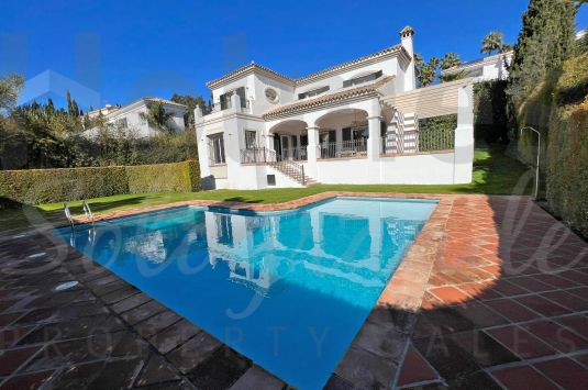 Villa situada en una zona muy tranquila con estupendas vistas hacia los campos de golf de Almenara y San Roque Club.