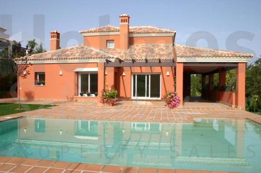 Amplia villa situada cerca del Hotel Almenara y con preciosas vistas a los campos de golf de Almenara and San Roque.