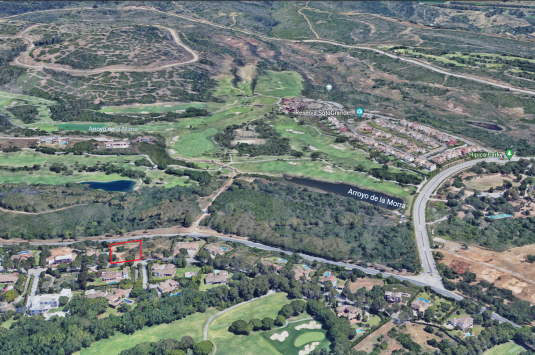 Fantástica parcela urbanizable en Sotogrande Alto con proyecto disponible, cerca de los campos de golf de Valderrama y La Reserva y del Colegio Internacional.