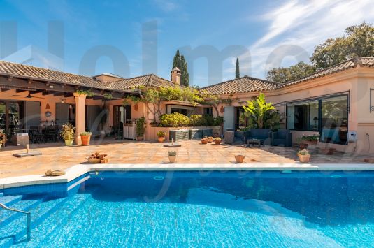 Traditional style south-facing single storey villa with a guest house in Sotogrande Alto.