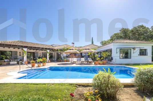 Traditional style south-facing single storey villa with a guest house in Sotogrande Alto.