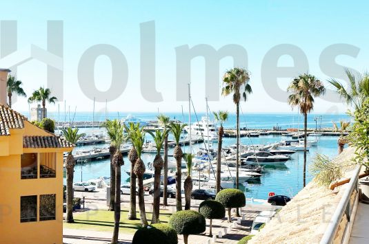 Refurbished 3 bedroom penthouse in the heart of the Sotogrande Marina.
