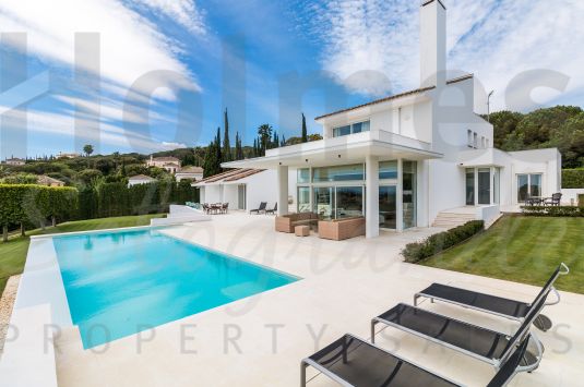 Casa moderna situada en primera línea del campo de golf de Almenara en una maravillosa parcela elevada con preciosas vistas.