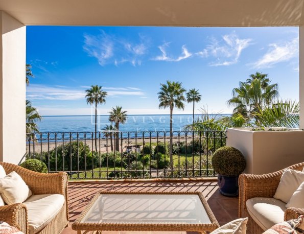 Beachfront Apartment with Panoramic Views in Bahía del Velerín, Estepona