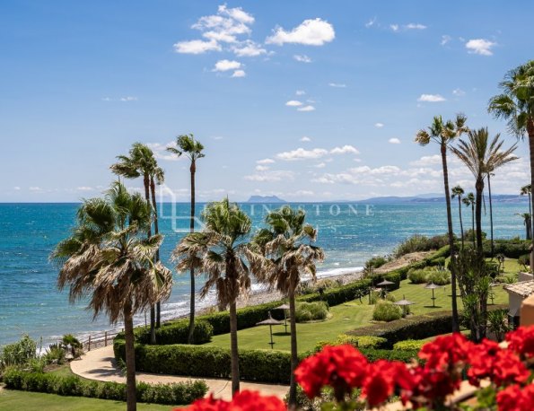 Excepcional Apartamento de 3 Dormitorios en Primera Línea de Playa en Venta en Los Granados del Mar, Estepona con Impresionantes Vistas al Mar