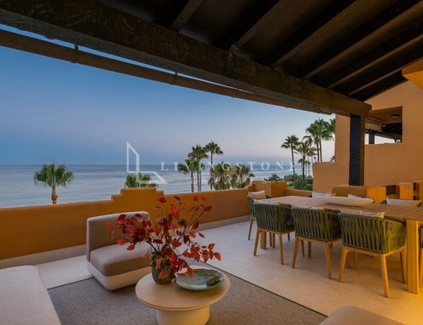 Excepcional Apartamento de 3 Dormitorios en Primera Línea de Playa en Venta en Los Granados del Mar, Estepona con Impresionantes Vistas al Mar