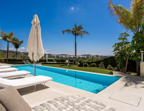 Villa en alquiler en Rio Real Golf, Marbella Este