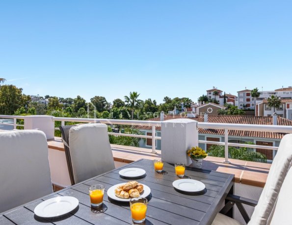 Elegante apartamento de dos dormitorios en El Paraíso, Estepona Este