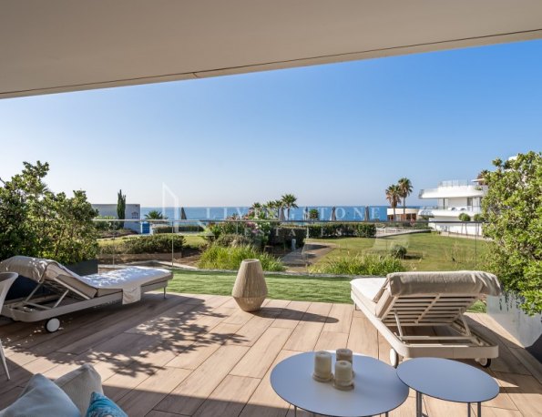 Exquisito apartamento en planta baja en primera linea de playa en Estepona Oeste