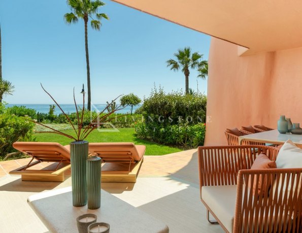 Elegant Beachfront Apartment in Menara Beach, Estepona East