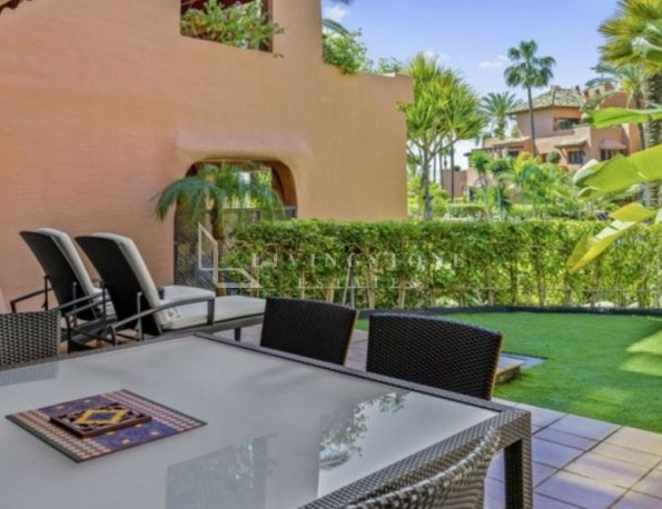 Apartamento en Planta Baja en Primera Línea de Playa en Torre Bermeja, Estepona