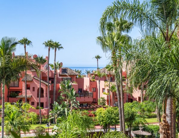 Lovely beachside apartment for sale on New Golden Mile, Estepona!