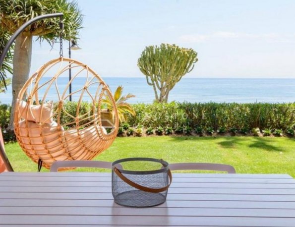 Impressive Beachfront Ground Floor Apartment in Menara Beach, Estepona
