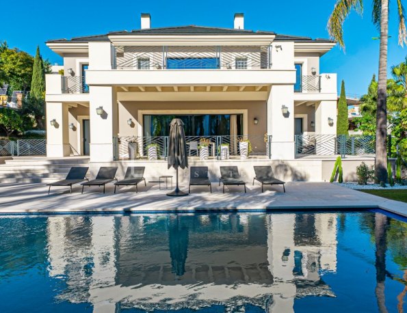 Stunning Villa for Sale in the Prestigious Los Flamingos Residential Area