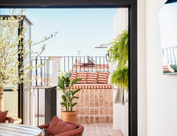 ¡Casa adosada única con azotea privada y piscina profunda climatizada, ¡en el casco antiguo de San Pedro!