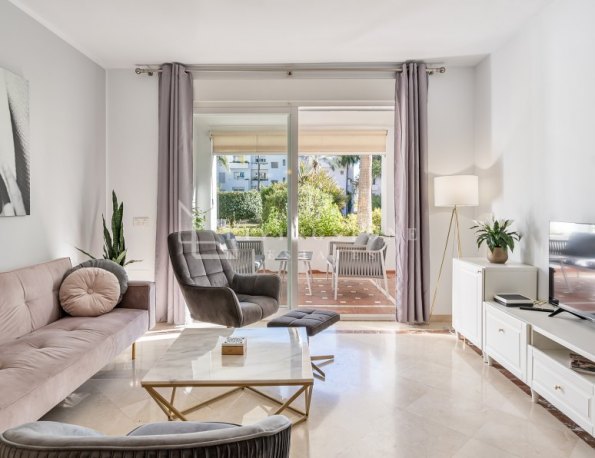Apartamento en planta baja con vistas a la piscina en Costalita, Estepona Este