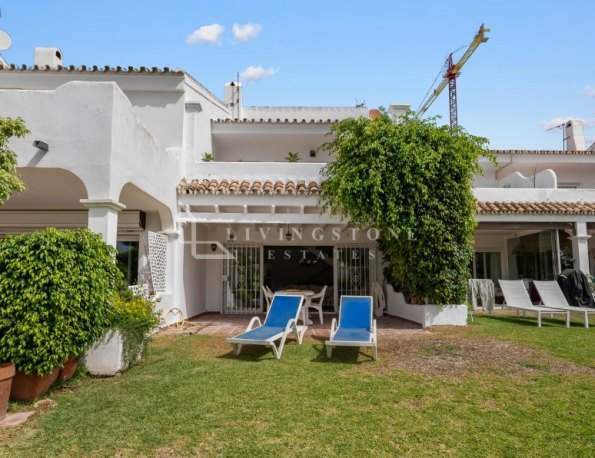 Casa adosada en segunda línea de playa en Costabella, Marbella Este