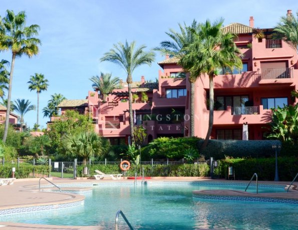 Lovely ground floor apartment in the beachfront urbanization on New Golden Mile!