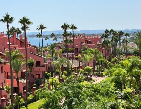 Beachside apartment on New Golden Mile with fantastic sea views!