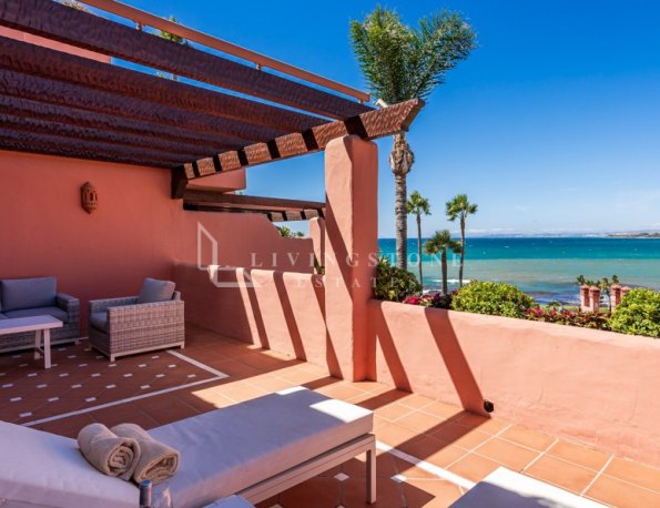 Fantastic beach front apartment with unbeatable sea views!