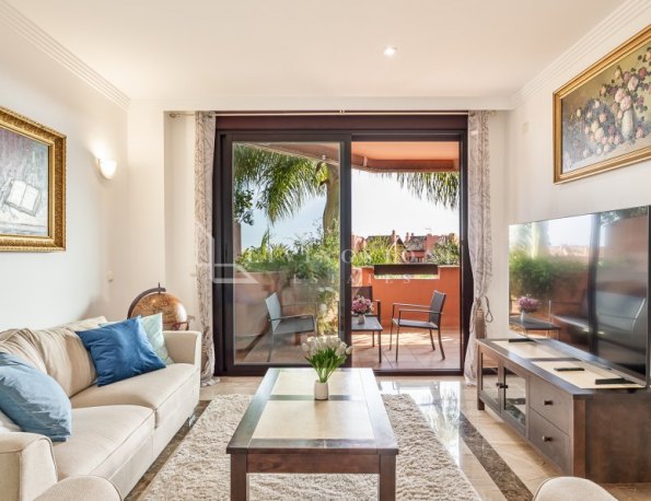Hermoso y amplio apartamento con vistas abiertas y vistas parciales al mar!