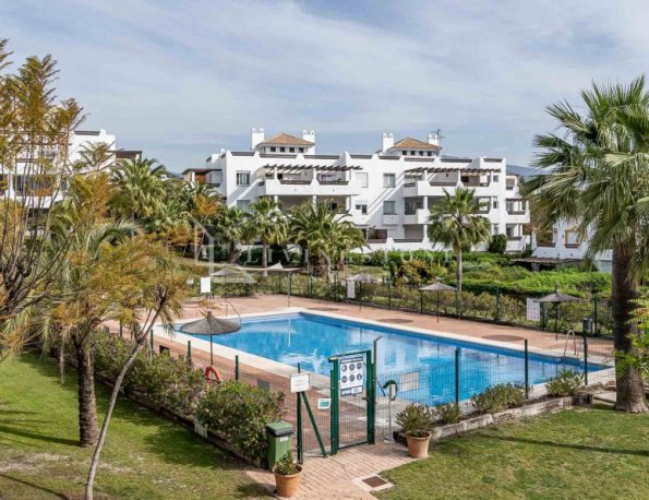 Apartamento recientemente reformado con vistas al mar en Selwo Hills, Estepona