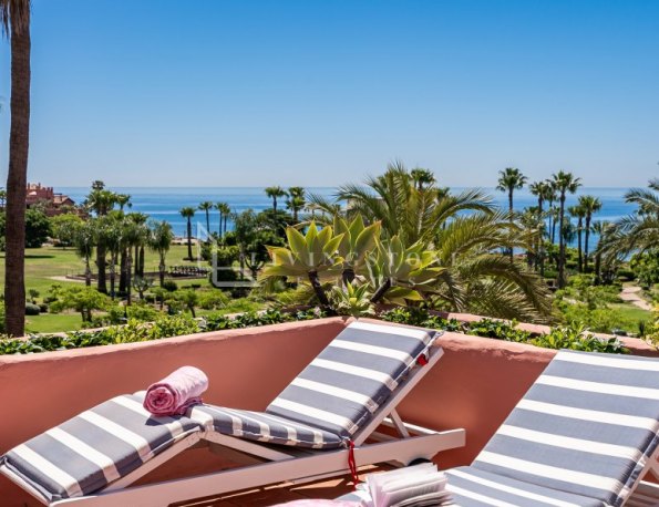 Ático de lujo frente al mar en Cabo Bermejo, Estepona