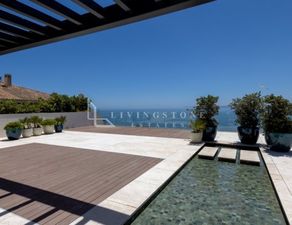 Ático de nueva construcción en primera línea de playa en Estepona Puerto
