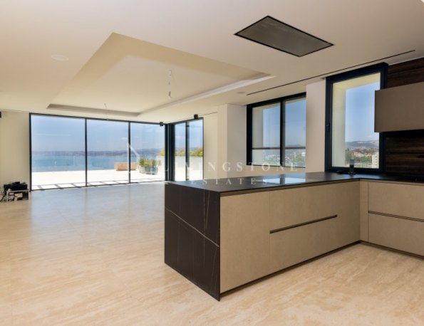 Front Line Beach Penthouse with Panoramic Terraces in Estepona Puerto