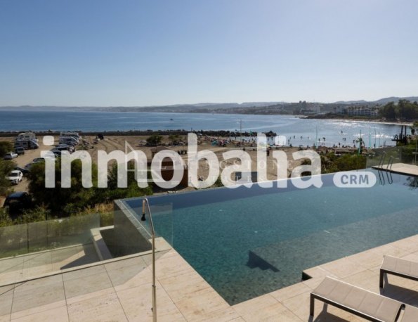 Exclusivo apartamento de nueva construcción en primera línea de playa en Estepona Puerto