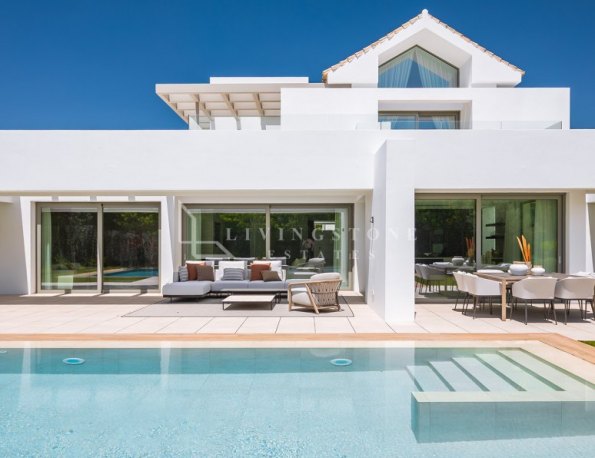 Contemporary villa in El Paraíso, Estepona East