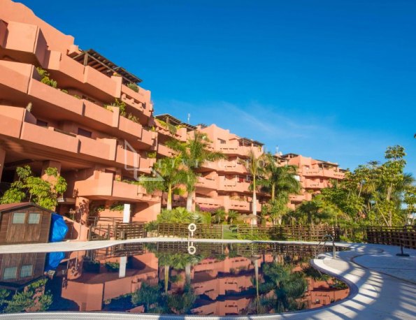 Gran apartamento de 4 dormitorios en la prestigiosa zona de playa de New Golden Mile!