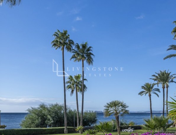 Apartamento en planta baja reformado en primera línea de playa en Alcazaba Beach, Estepona