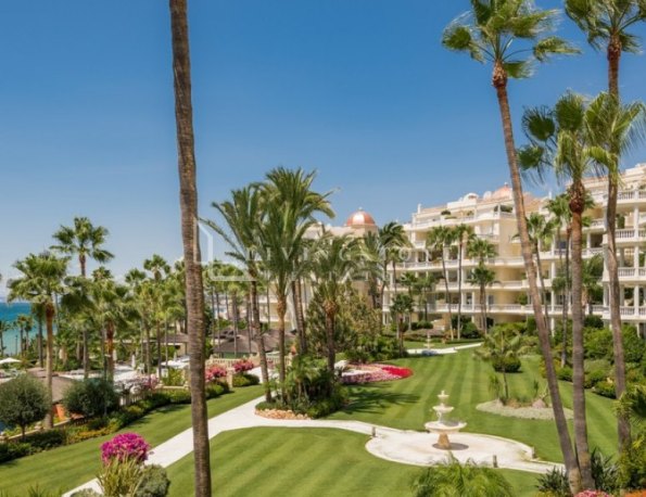 Exceptional fully refurbished 3 bedrooms front line beach apartment in Las Dunas Park on the New Golden Mile