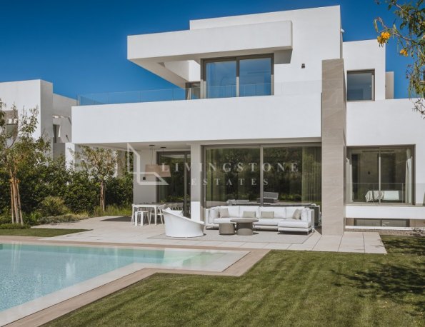Refined villa with private garden in El Paraíso, Estepona East