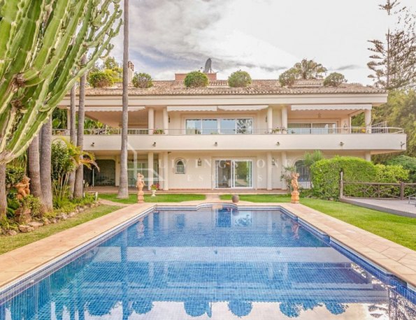 Frontline Golf Villa with Expansive Spaces in Rio Real, Marbella East
