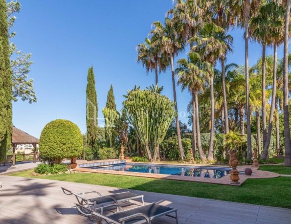 Villa en primera línea de golf con amplios espacios en Río Real, Marbella Este