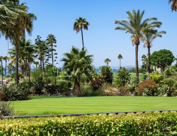 Planta baja única en Torre Bermeja con jardín en esquina y vistas panorámicas al mar. Lujo, privacidad y luz en la mejor urbanización de la Nueva Milla de Oro.