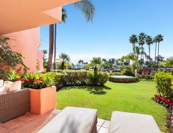 Fabuloso apartamento en planta baja reformado con vistas al mar.