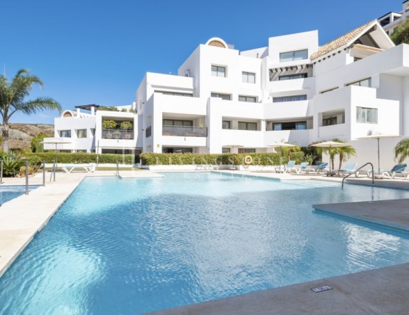 Ático Dúplex Espacioso en Tee 5, Benahavís con Vistas al Golf