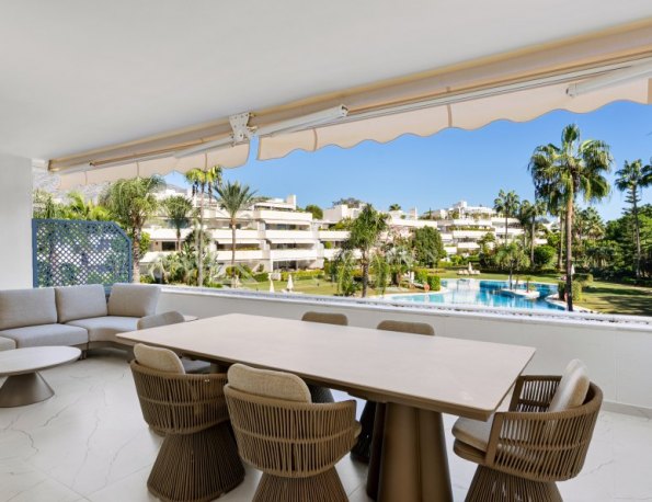 Apartamento de lujo en primera línea de golf en Los Granados Golf, Nueva Andalucía