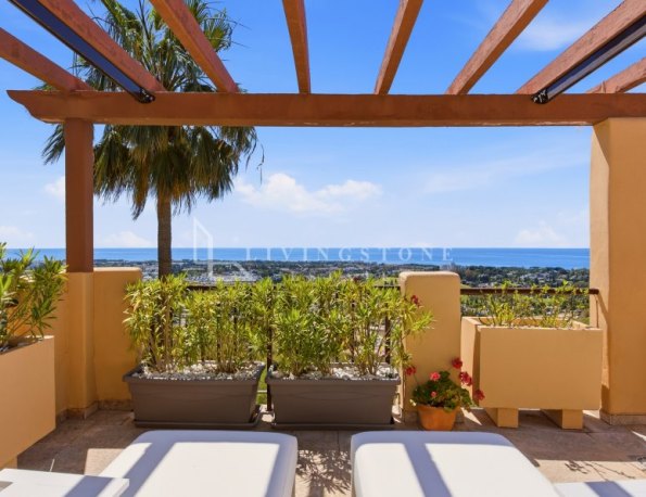 Attractive penthouse with panoramic sea and mountains views!