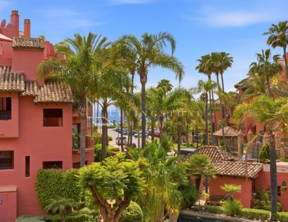 Elegant beachfront duplex penthouse in Menara Beach, Estepona East