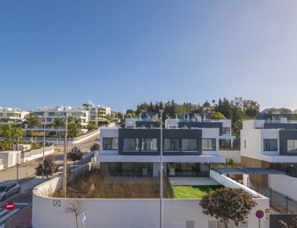 Impresionante villa pareada moderna en Atalaya, Estepona Este
