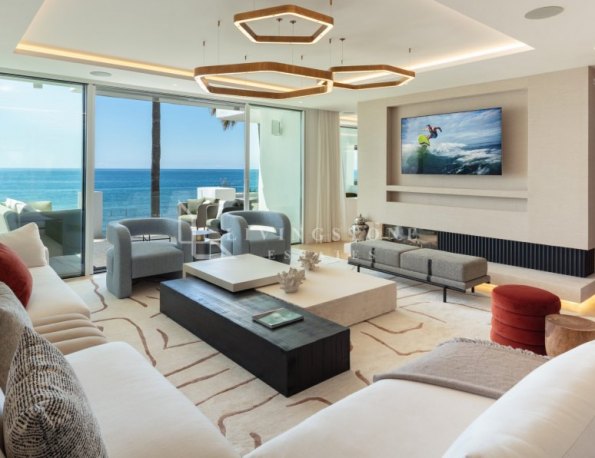 Enchanting frontline beach duplex penthouse in Puente Romano