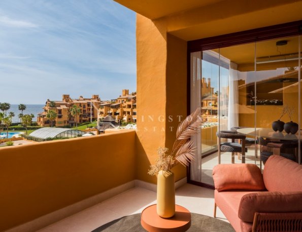 Luxurious 3-Bedroom Apartment with Panoramic Views in Estepona