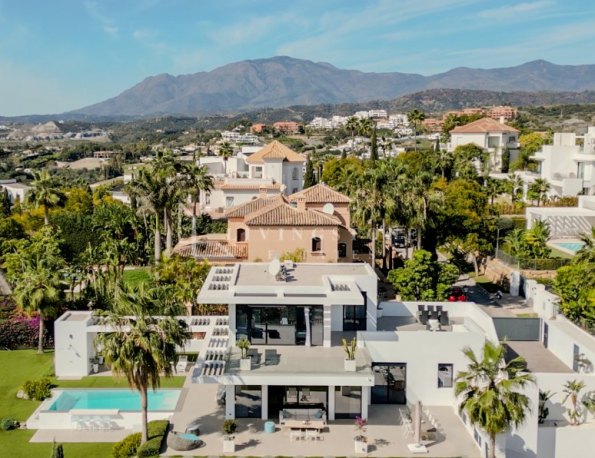 Wonderful luxury 4-bed, 4-bath contemporary home in Los Flamingos