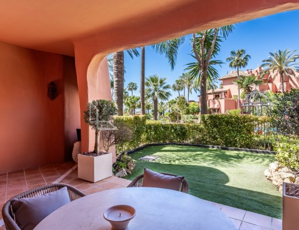 Lujoso Apartamento en Planta Baja con Vistas al Mar en Torre Bermeja, Estepona